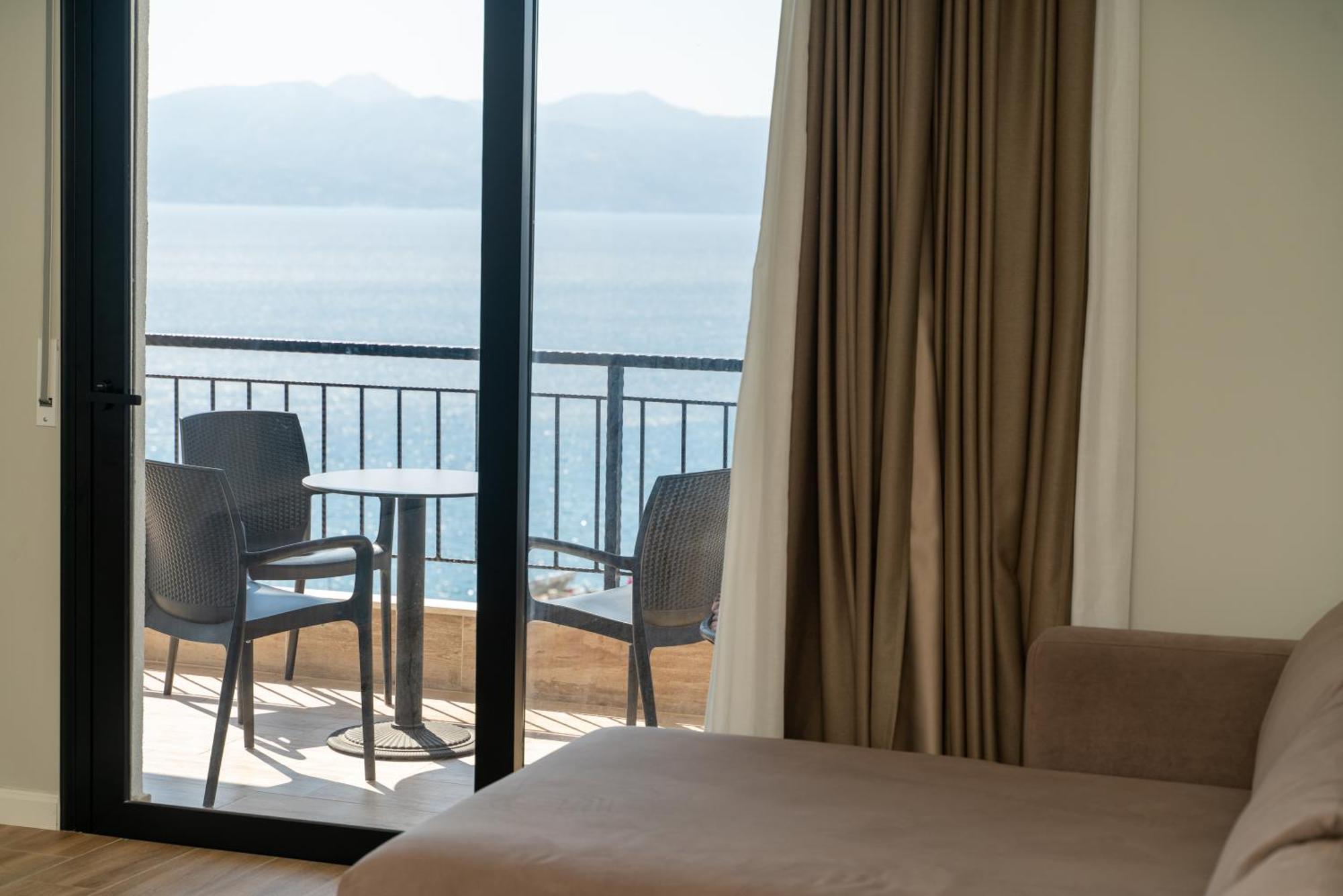Blissful Apartments Sarandë エクステリア 写真